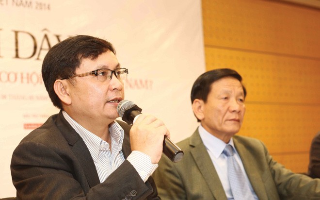Ông Nguyễn Sơn, Vụ trưởng, UBCK (bên trái) phát biểu tại buổi họp báo