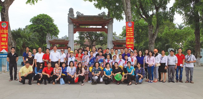 Các em học sinh Trường THPT số 1 Bắc Hà (Lào Cai) cùng đoàn công tác của Báo Đầu tư hành hương về quê Bá