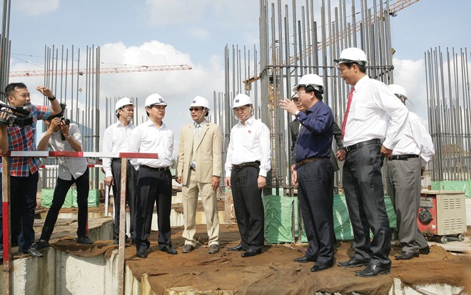 Bộ trưởng Bộ Xây dựng Trịnh Đình Dũng thăm quan Dự án HQC Plaza