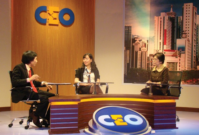 Bà Nguyễn Thị Minh Thắng, CEO CTCP Thương mại & Dịch vụ Ngọc Quý (giữa) nghe chuyên gia tư vấn