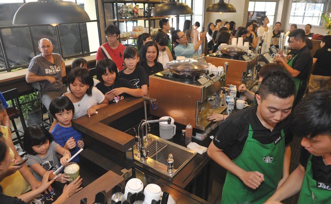 Việc Highlands Coffee hạ mình xuống phân khúc bình dân hơn lại là cơ hội để Starbucks bung hàng  