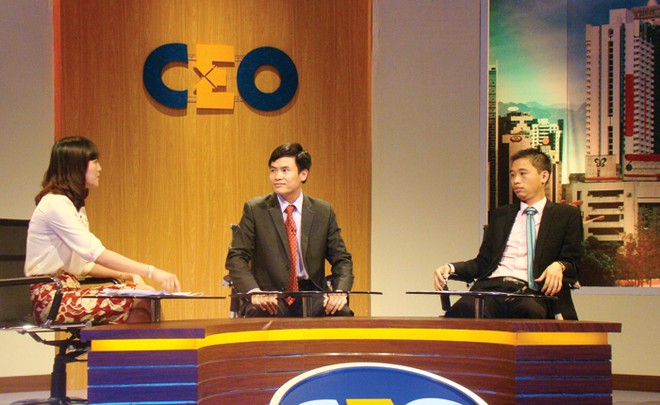 Ông Nguyễn Cảnh Dinh, nguyên Giám đốc siêu thị Ocean Mart Hà Tĩnh (giữa),  tranh luận với 2 khách hàng