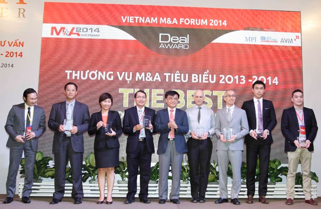 Ông Nguyễn Văn Phúc, Phó chủ nhiệm Ủy ban Kinh tế của Quốc hội trao giải cho các thương vụ M&A tiêu biểu 2013-2014