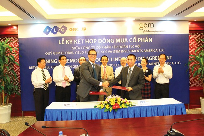 Ông Warren Baker, Giám đốc Quỹ đầu tư GEM Global Yield Fund và ông Nguyễn Thiện Phú, Phó tổng giám đốc FLC ký kết Hợp đồng đầu tư