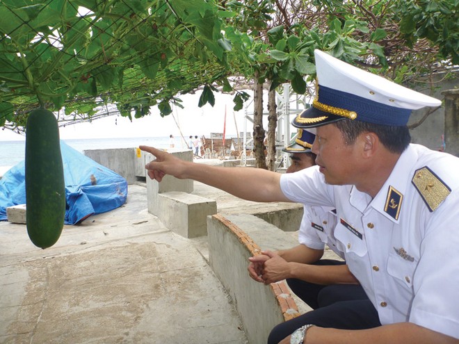 Chuẩn Đô đốc Đặng Minh Hải thăm quan cơ sở vật chất của cán bộ chiến sĩ Đảo Sinh Tồn Đông