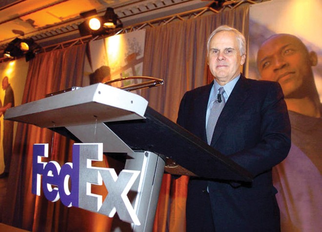 Fred Smith, Chủ tịch kiêm Tổng giám đốc điều hành Tập đoàn Fedex, từng đoạt giải  Ernst & Young Entrepreneur Of The Year Mỹ