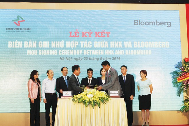 HNX ký thỏa thuận hợp tác với Bloomberg với sự chứng kiến của lãnh đạo Bộ Tài chính, NHNN và nhiều quan khách