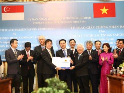 Ông Lê Hoàng Quân, Chủ tịch UBND TP.HCM trao giấy chứng nhận đầu tư Dự án OneHub Saigon cho nhà đầu tư