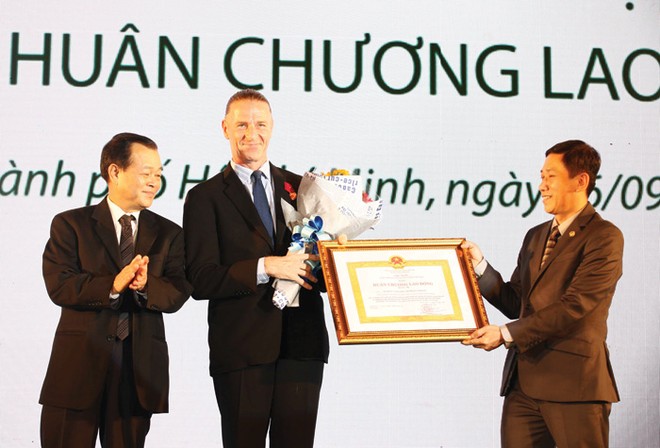 Niềm vui của ông Dominic Scriven khi đón nhận      
Huân chương Lao động hạng Ba của Nhà nước Việt Nam
