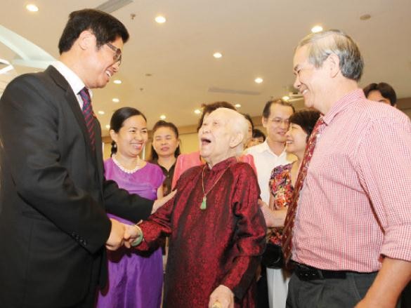 Lão doanh nhân Hoàng Thị Minh Hồ trong buổi gặp nhân ngày Doanh nhân Việt Nam lần thứ 9 (2013)
