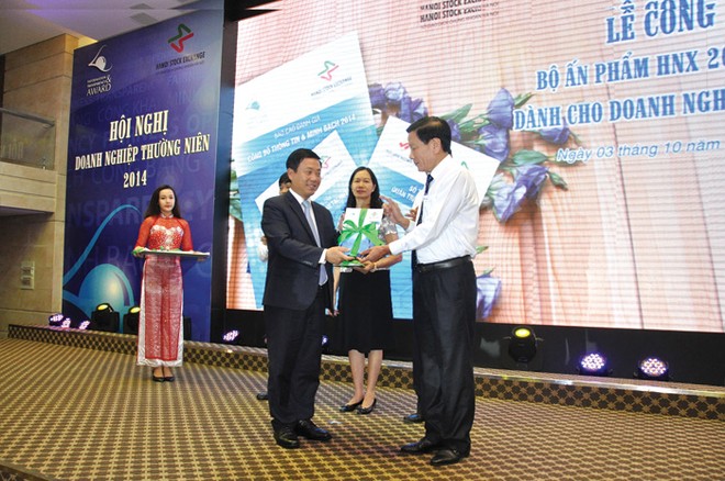 Chủ tịch HNX Trần Văn Dũng tặng Sổ tay quản trị doanh nghiệp (do HNX và SCIC đồng phát hành) cho Tổng Biên tập Báo Đầu tư Nguyễn Anh Tuấn tại Hội nghị doanh nghiệp thường niên 2014