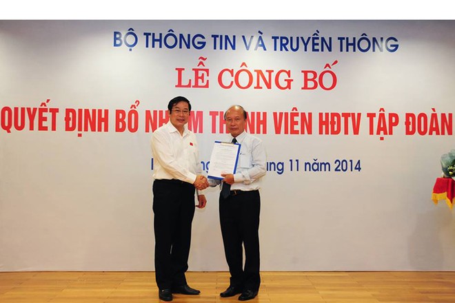 Bộ trưởng Nguyễn Bắc Son trao quyết định bổ nhiệm cho ông Nguyễn Mạnh Thắng. Ảnh: Vũ Nhung (mic.gov.vn)
