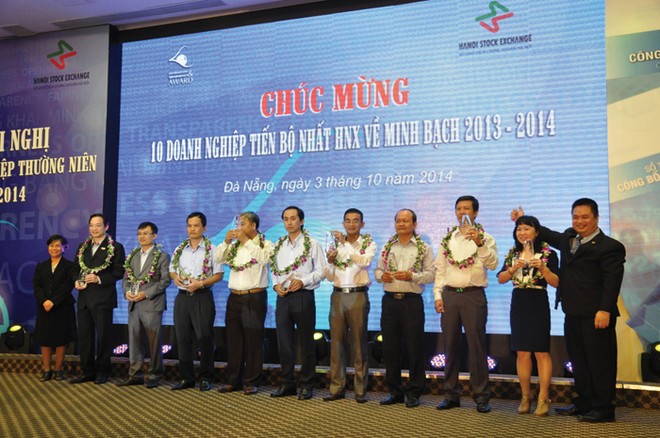 Ông Nguyễn Vũ Quang Trung, Phó tổng giám đốc HNX và bà Vũ Thị Kim Liên, Chủ tịch Hội đồng tư vấn QTCT tại HNX chúc mừng 10 DN tiến bộ nhất về minh bạch 2013 - 2014