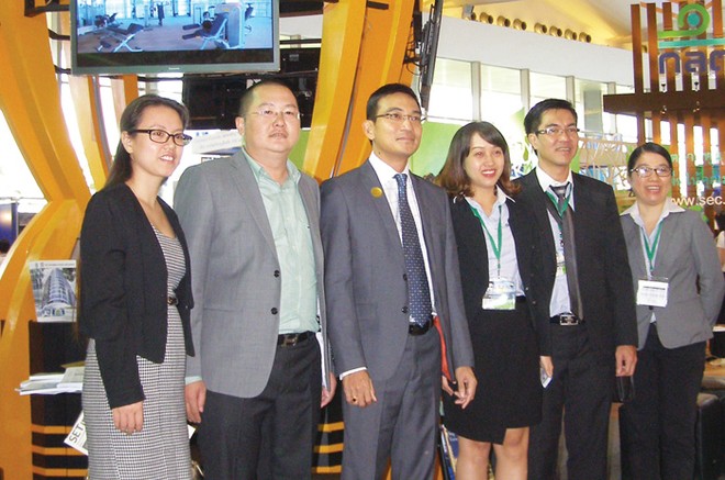 Ông Lê Hải Trà (thứ ba từ trái sang), Ủy viên HĐQT kiêm Phó tổng giám đốc thường trực HOSE, cùng đoàn tham dự triển lãm chứng khoán tại Thái Lan 