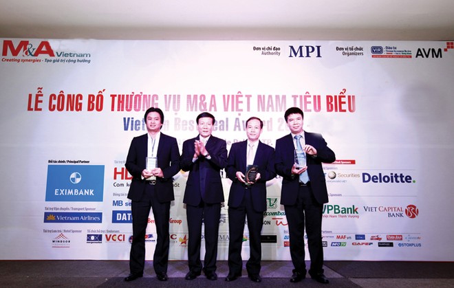 Ông Trịnh Thanh Cần , Giám đốc điều hành Khối Tài chính doanh nghiệp HSC (ngoài cùng bên trái) nhận Kỷ niệm chương Thương vụ tư vấn M&A tiêu biểu, một giải thưởng do Báo Đầu tư tổ chức bình chọn.
Ảnh: Lê Toàn
