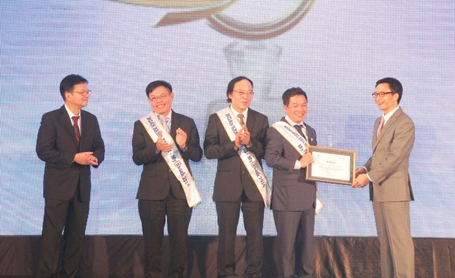 Phó Thủ tướng Chính phủ Vũ Đức Đam trao giải thưởng Ngân hàng điện tử được yêu thích nhất Việt Nam – 
My Ebank 2014 cho ông Kiều Hữu Dũng – Chủ tịch HĐQT