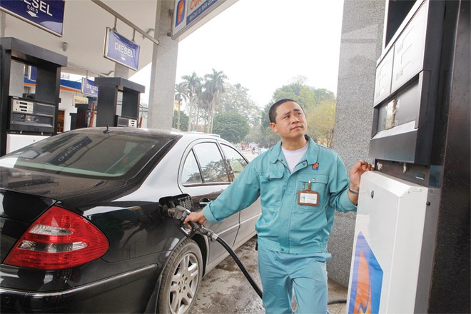 Các nhà sản xuất và người tiêu dùng Việt Nam sẽ được lợi từ việc giá xăng dầu giảm