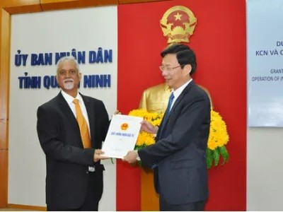 Chủ tịch UBND tỉnh Quảng Ninh Nguyễn Văn Đọc
trao Giấy chứng nhận đầu tư cho chủ đầu tư