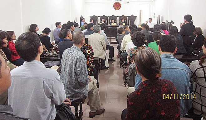 Hàng trăm bị hại có mặt tại phiên xét xử Lê Hồng Bàng.
Ảnh: Hoàng Duy
