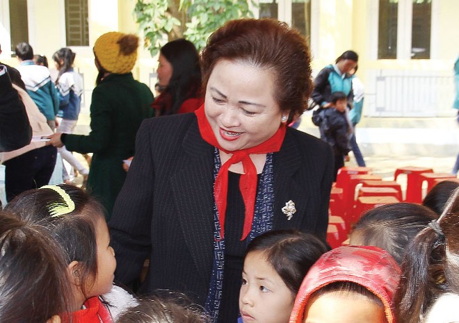 Bà Nga ân cần trò chuyện, động viên các em học sinh nghèo xã Ân Nghĩa, huyện Lạc Sơn, Hòa Bình