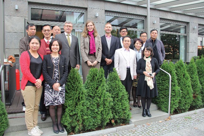 Đoàn nhà báo Việt Nam tham gia chuyến đi thực tế báo chí Đức và lãnh đạo Viện Konrad Adenauer tại Berlin (Đức) tháng 10/2014 (tác giả là người thứ nhất bên trái)