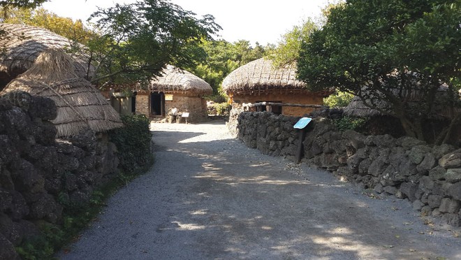 Những ngôi nhà Hanok, với tường trát bùn, nhà cột gỗ, sàn lát gỗ, sẵn sàng đưa du khách vào những giấc ngủ say nồng