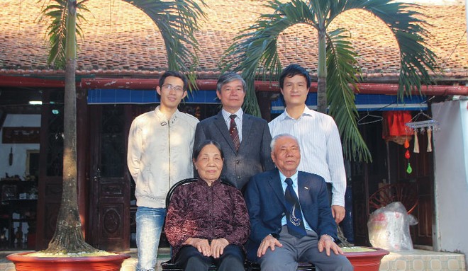 Ông Nguyễn Văn Chủng cùng vợ  (hàng trước), ông Nguyễn Xuân Mai (giữa), con trai Nguyễn Huy Thông (bên phải), cháu Ngô Văn Đạt (bên trái) hàng sau