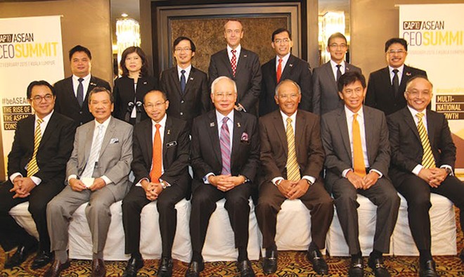 Thủ tướng Malaysia Najib Razak chụp hình với lãnh đạo các Sở GDCK ASEAN và lãnh đạo Tập đoàn Maybank Kim Eng tại Hội nghị thượng đỉnh các CEO ASEAN, tháng 2/2015