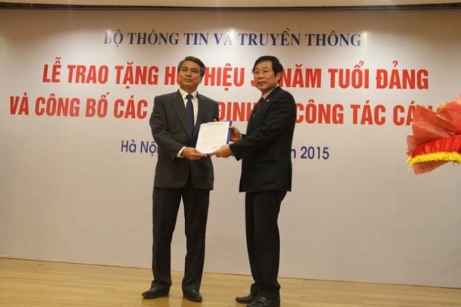 Bộ trưởng Nguyễn Bắc Son trao quyết định giao nhiệm vụ phụ trách chức vụ Chủ tịch Hội đồng thành viên Tập đoàn VNPT cho ông Trần Mạnh Hùng