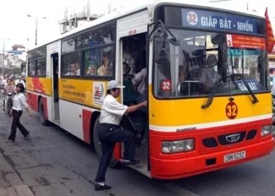 Gần đây, liên tục các doanh nghiệp kinh doanh xe buýt Hà Nội đưa cổ phần ra đấu giá trên sàn chứng khoán