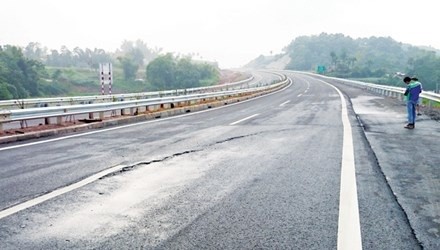 Đoạn đường bị sụt lún và xuất hiện vết nứt trên tuyến đường cao tốc Nội Bài - Lào Cai tại km 83 chiều từ Yên Bái về Phú Thọ. Ảnh: Anh Tuấn.