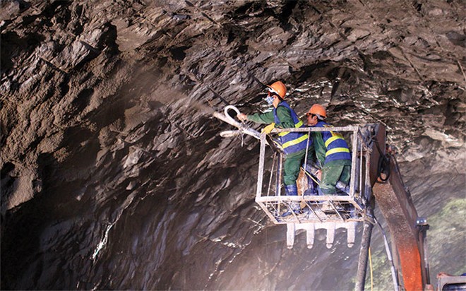 Các công nhân đang thi công hầm đường bộ Phước Tượng - Phú Gia - Ảnh: Hoài Nam