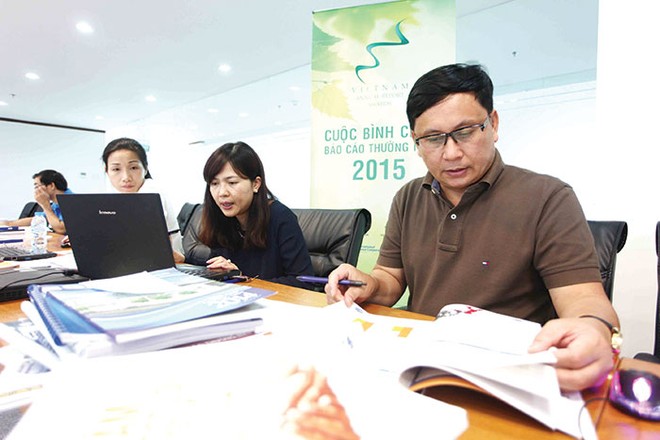 Ông Nguyễn Sơn, Vụ trưởng Vụ Phát triển thị trường, UBCK và bà Nguyệt Anh, chuyên gia QTCT của IFC phụ trách nhóm chấm QTCT tại vòng chung khảo bình chọn Báo cáo thường niên 2015 