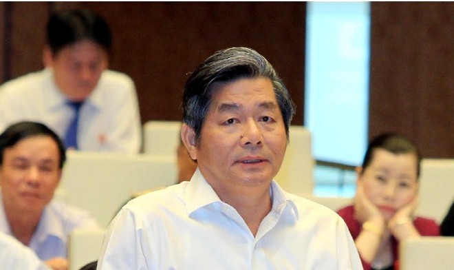 Bộ trưởng Bộ Kế hoạch và Đầu tư Bùi Quang Vinh giải đáp ý kiến của đại biểu Quốc hội về con số chênh lệch kim ngạch xuất nhập khẩu hàng hóa giữa Việt Nam và Trung Quốc tại Hội trường Quốc hội chiều 8/6/2015. Ảnh Đức Thanh