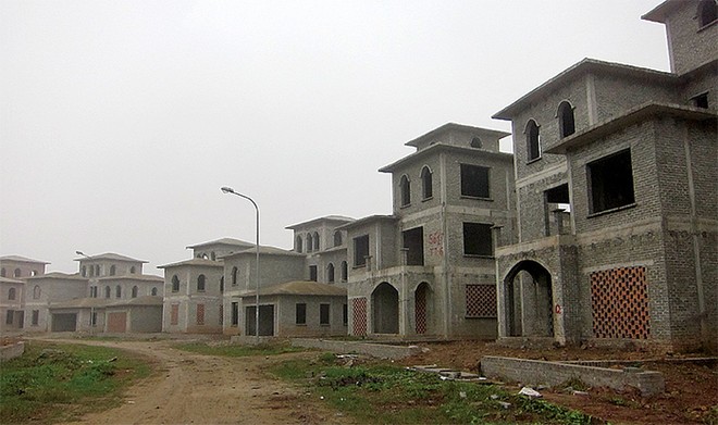 Hàng loạt biệt thự tại Dự án Nam An Khánh bị bỏ hoang và doanh nghiệp sẽ đối diện nhiều rủi ro khi tăng giá bán - Ảnh: Nguyên Minh