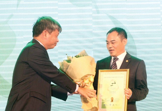 Năm 2014, Thứ trưởng Bộ Kế hoạch và Đầu tư Nguyễn Thế Phương trao giải DN có Báo cáo phát triển bền vững tốt nhất cho Tập đoàn Bảo Việt.