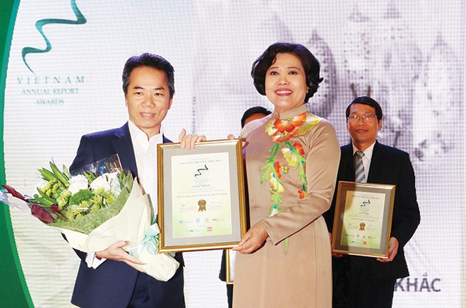 Bà Nguyễn Thị Hồng,Phó chủ tịch UBND TP. HCM trao giải nhất BCTN có nội dung quản trị công ty tốt nhất năm 2015 cho HSC
