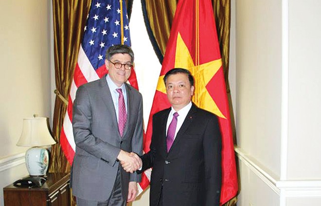 Bộ trưởng Bộ Tài chính Hoa Kỳ Jacob Joseph đón tiếp Bộ trưởng Bộ Tài chính Việt Nam Đinh Tiến Dũng trong chuyến công tác tại Hoa Kỳ đầu năm 2014 