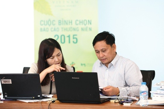 TS. Nguyễn Sơn, Vụ trưởng Vụ Phát triển thị trường, UBCK cùng chấm điểm quản trị công ty cùng với chuyên gia IFC, bà Nguyệt Anh