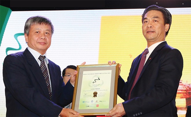 Thứ trưởng Bộ Kế hoạch và Đầu tư Nguyễn Thế Phương (bìa trái) trao giải Báo cáo phát triển bền vững xuất sắc nhất năm 2015 cho ông Phạm Tiến Dũng, Tổng giám đốc PV Drilling