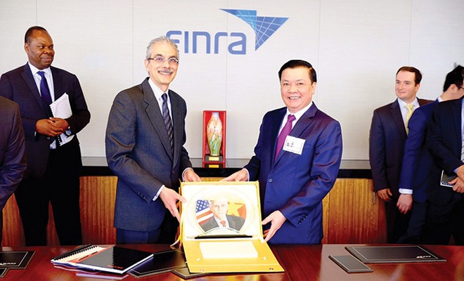 Bộ trưởng Bộ Tài chính Đinh Tiến Dũng tặng quà lãnh đạo Tổ chức quản lý lĩnh vực tài chính Finra