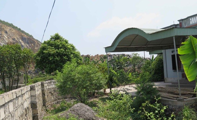 Khuôn viên nhà ông Phạm Văn Hạnh gần công trường khai thác đá Công ty Tân Phú Xuân