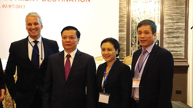 Từ trái qua phải: Tổng giám đốc AIA Việt Nam Wayne Besant; Bộ trưởng Đinh Tiến Dũng, Đại sứ Việt Nam tại Liên Hợp quốc Nguyễn Phương Nga và Cục trưởng Cục giám sát bảo hiểm Phùng Ngọc Khánh tại Hội nghị 