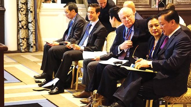 Bộ trưởng Đinh Tiến Dũng trò chuyện với Đại sứ đặc mệnh toàn quyền tại Liên Hợp quốc Nguyễn Phương Nga và nhà đầu tư Mỹ tại Hội nghị xúc tiến đầu tư vào Việt Nam, tháng 7/2015