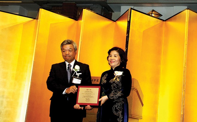 Bà Mai Kiều Liên, Chủ tịch HĐQT kiêm Tổng giám đốc Vinamilk nhận giải thưởng Nikkei châu Á lần thứ 20