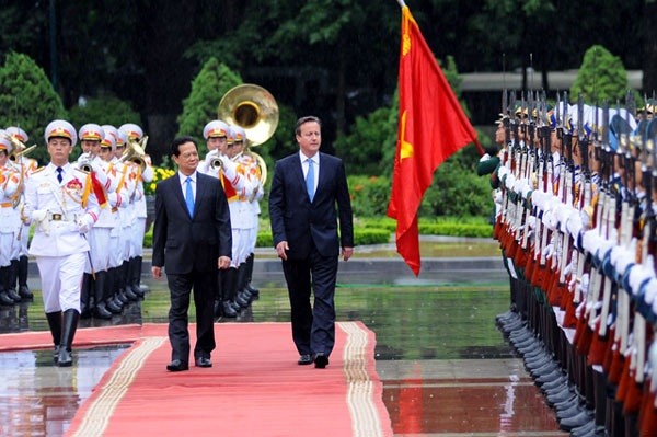 Thủ tướng Nguyễn Tấn Dũng và Thủ tướng Vương quốc Anh David Cameron duyệt Đội Danh dự. Ảnh: VGP
