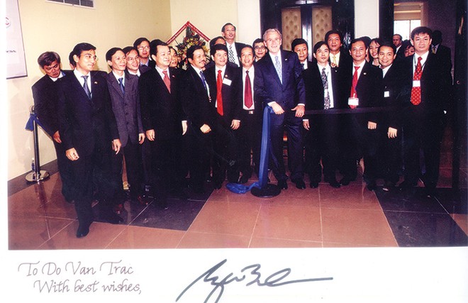 Tấm ảnh lưu niệm của Tổng thống Mỹ George Bush với lãnh đạo HOSE và lãnh đạo các DN niêm yết trong chuyến thăm Sở năm 2006 có bút tích của Tổng thống ký tặng ông Đỗ Văn Trắc, Chủ tịch Sacom