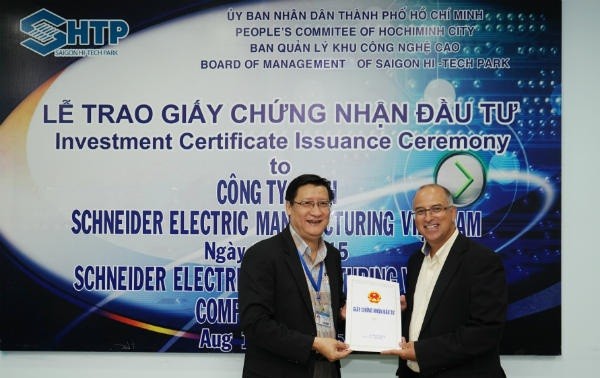 Ông Lê Hoài Quốc, Trưởng Ban quản lý Khu Công Nghệ Cao Sài Gòn trao giấy chứng nhận đầu tư cho Schneider Electric