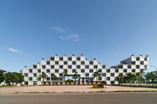 Nằm ở khu công nghệ cao Láng - Hòa Lạc, tòa nhà là khu làm việc, học tập chính của thầy trò Đại học FPT Hà Nội. Tổng diện tích sử dụng là 11.065 m2.