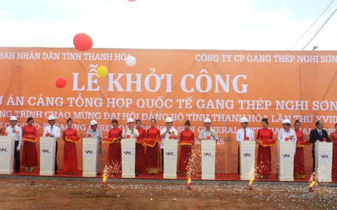 Phó thủ tướng Hoàng Trung Hải và các đại biểu bấm nút khởi công Cảng tổng hợp quốc tế Gang thép Nghi Sơn